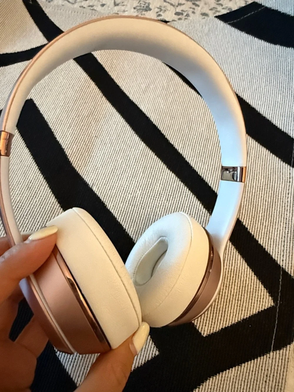 Beats by Dre Solo Wireless Headphones in Rose Gold - Picture 3 of 3